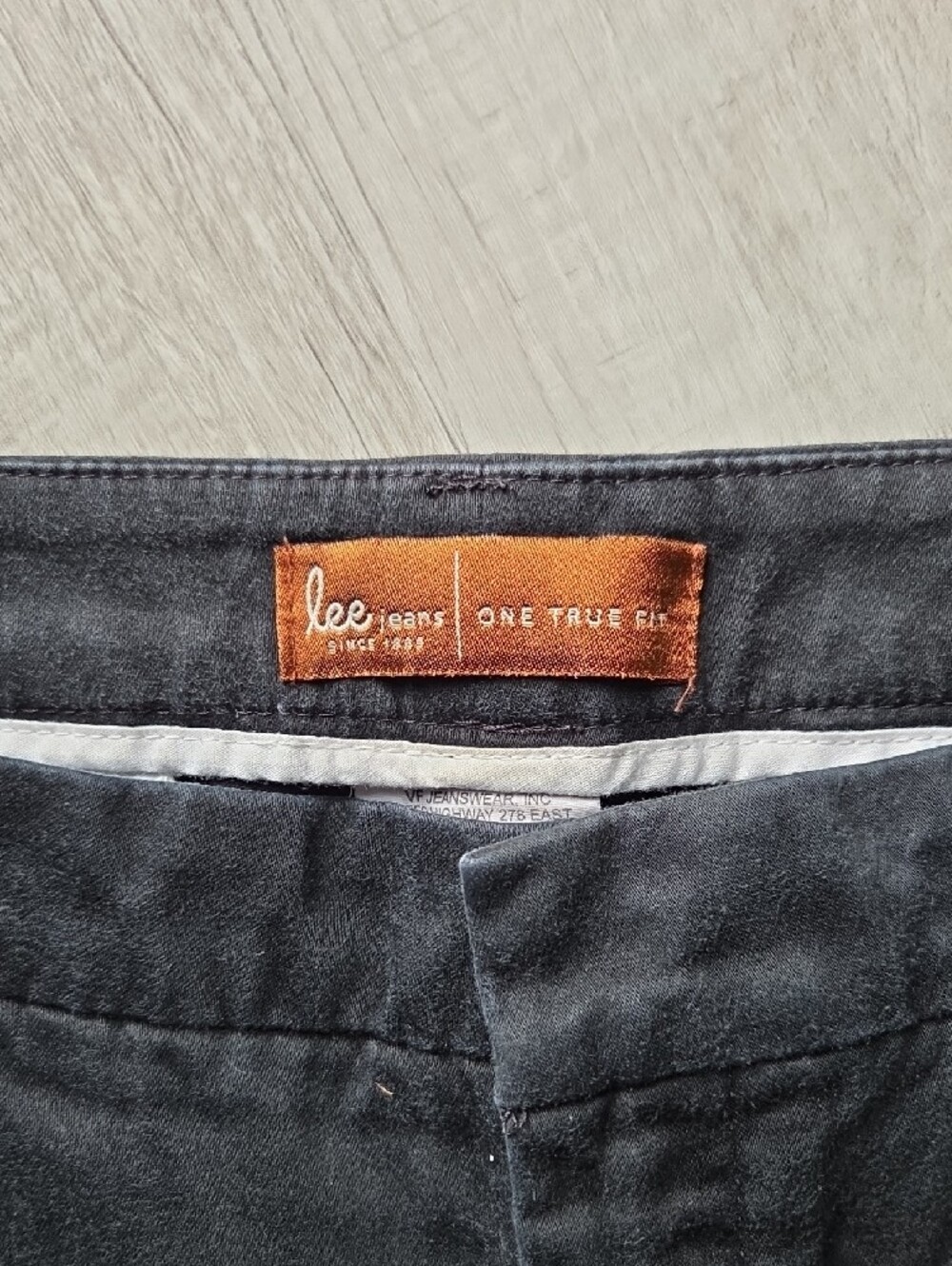Lee One True Fit Black Women's Capris 16WM - Picture 2 of 5